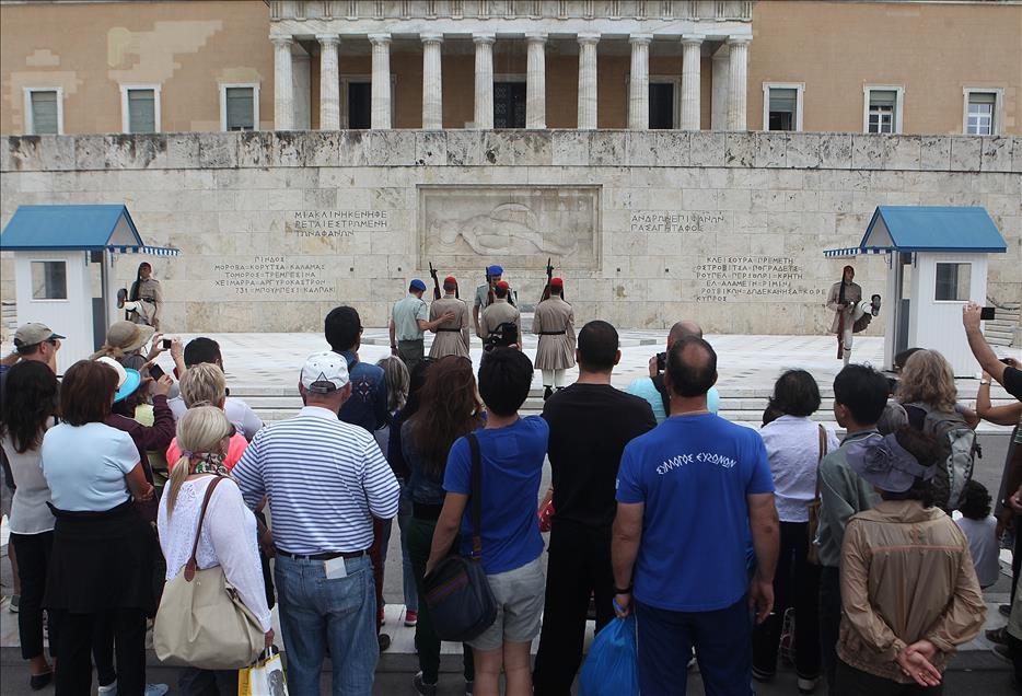 Turistlerin ilgi odağı Evzon askerleri