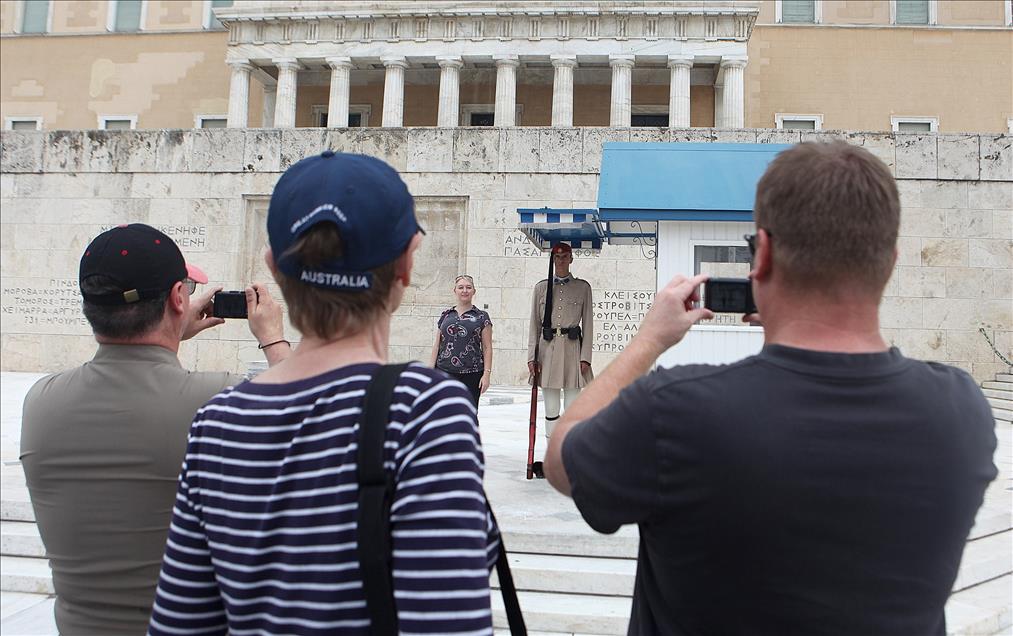 Turistlerin ilgi odağı Evzon askerleri