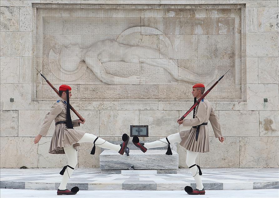 Turistlerin ilgi odağı Evzon askerleri
