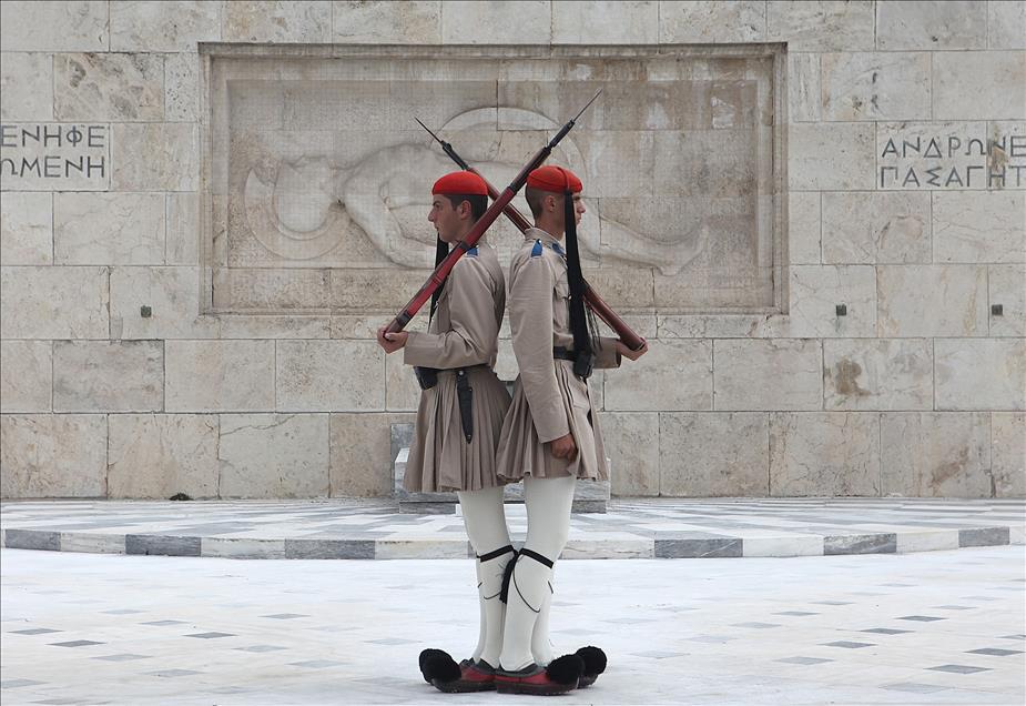 Turistlerin ilgi odağı Evzon askerleri
