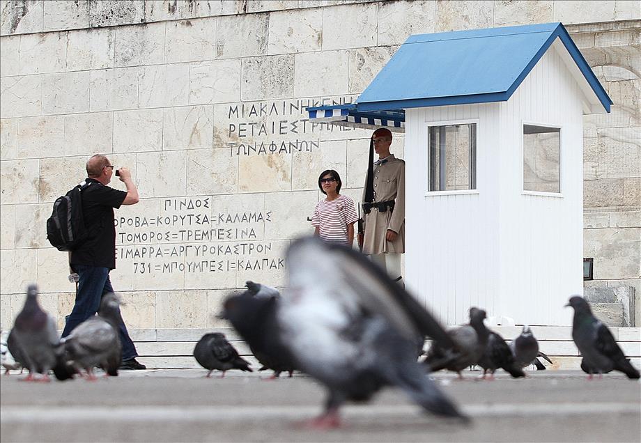 Turistlerin ilgi odağı Evzon askerleri