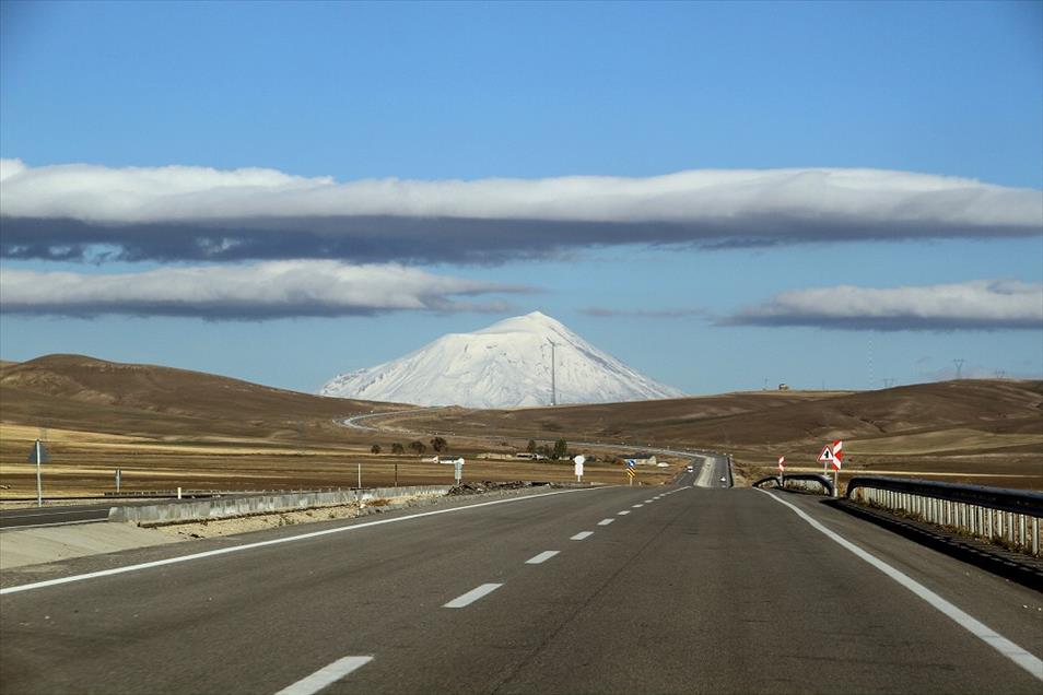 Ağrı Dağı'na kar yağdı