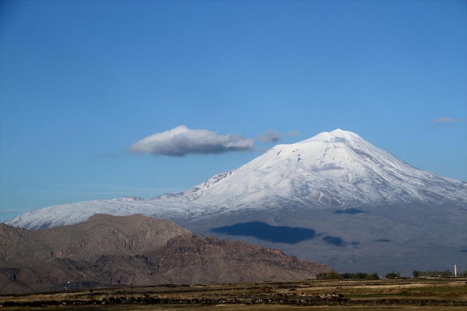 Ağrı Dağı'na kar yağdı