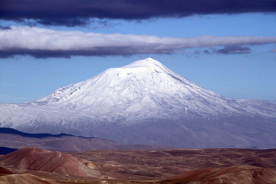 Ağrı Dağı'na kar yağdı