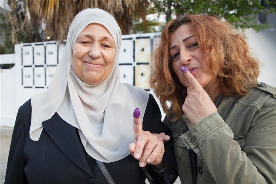 Tunisians voting for parliamentary elections