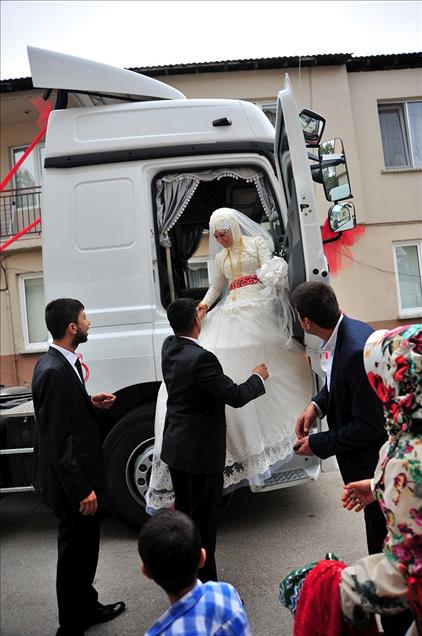 Tırı gelin arabası yaptılar