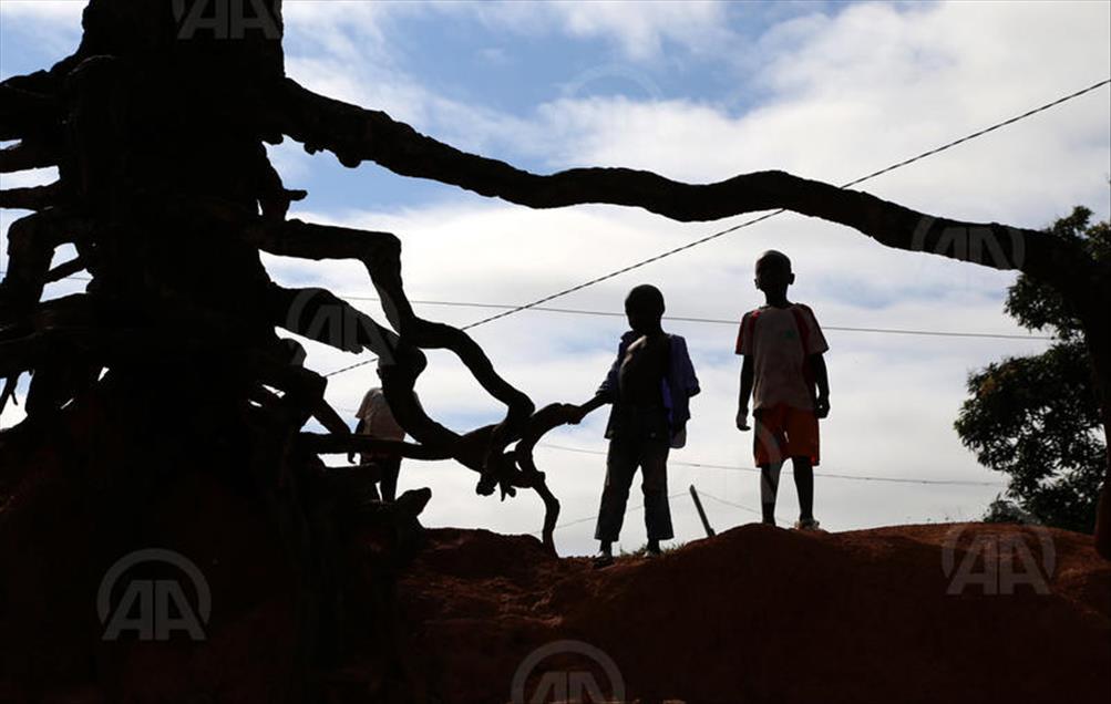 Ivory Coast: Children's happiness despite poverty and unused natural resources