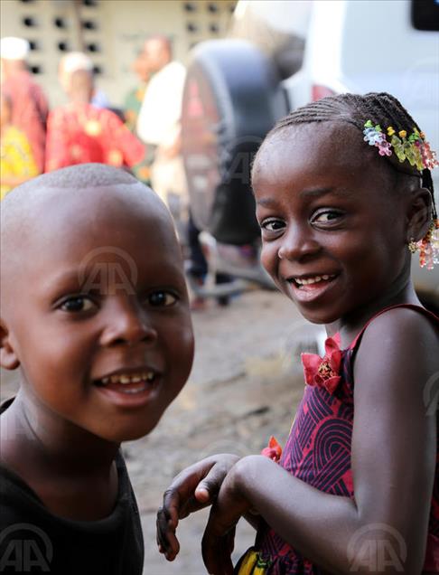Ivory Coast: Children's happiness despite poverty and unused natural resources