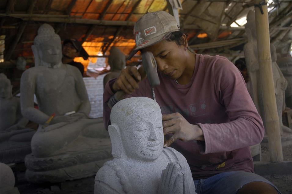 Natural stone carving in Indonesia - Anadolu Ajansı