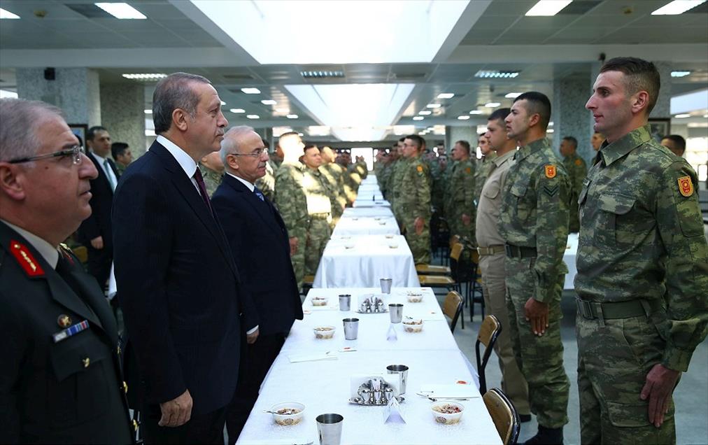 Cumhurbaşkanı Erdoğan, Muhafız Alayı'nı ziyaret etti