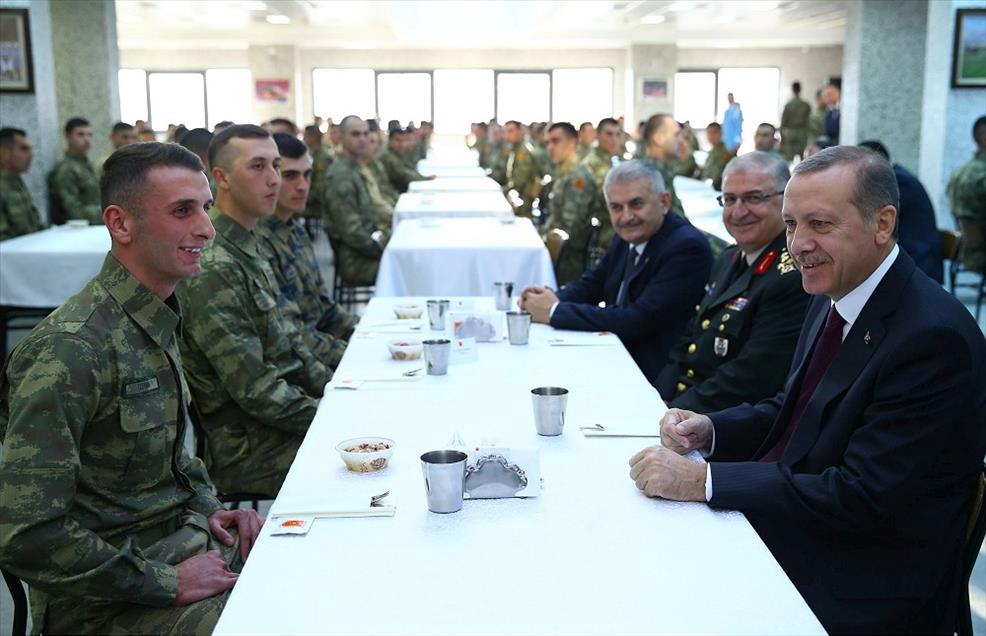Cumhurbaşkanı Erdoğan, Muhafız Alayı'nı ziyaret etti