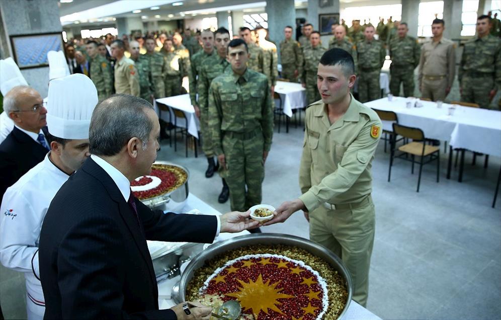 Cumhurbaşkanı Erdoğan, Muhafız Alayı'nı ziyaret etti