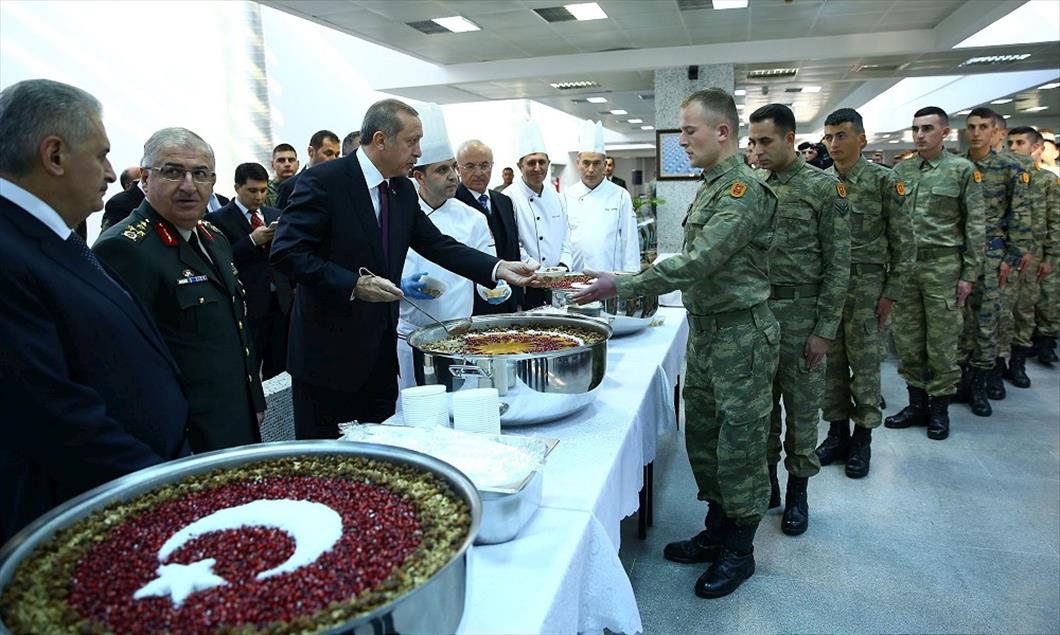 Cumhurbaşkanı Erdoğan, Muhafız Alayı'nı ziyaret etti