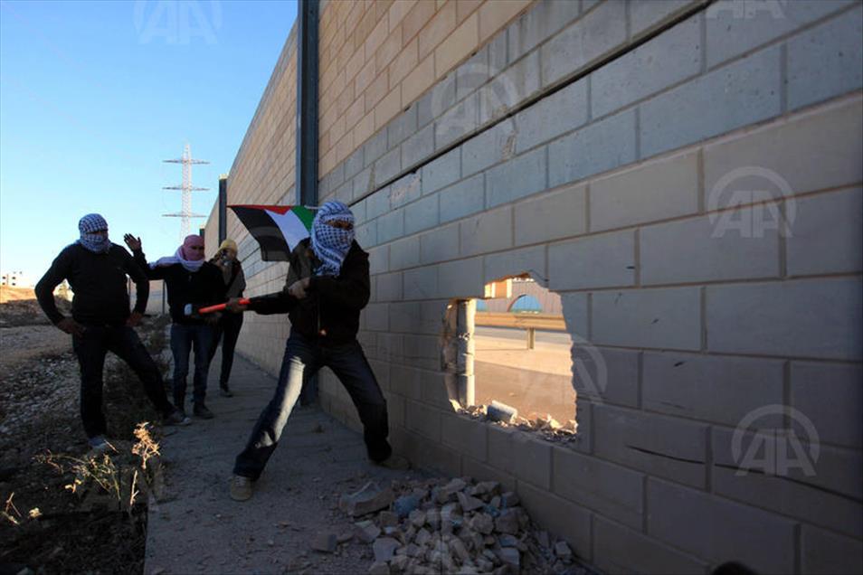 Palestinians make a hole in the Israeli West Bank barrier