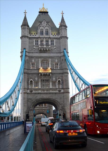 Londra'nın simgesi Tower Bridge'e cam zemin