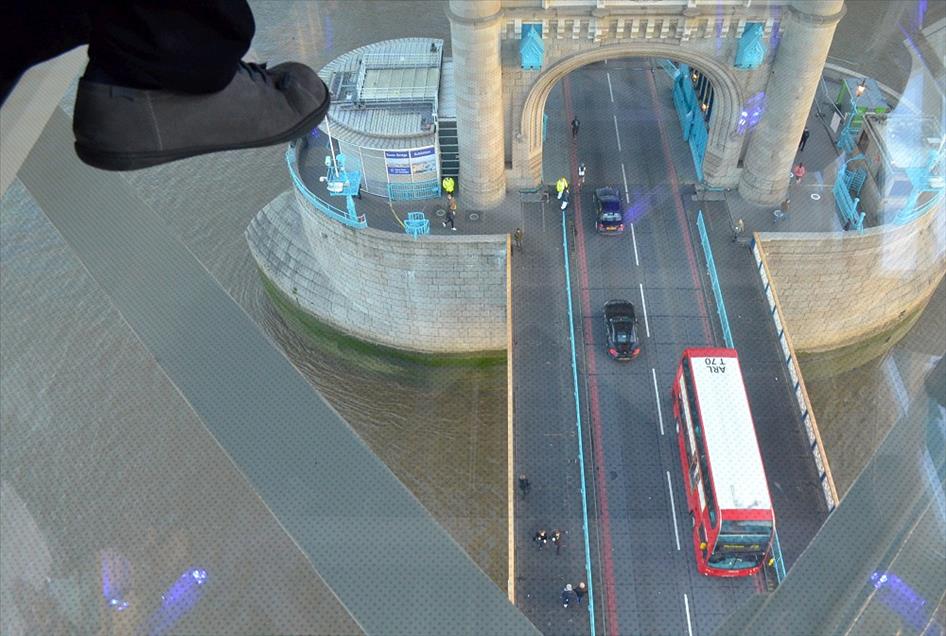 Londra'nın simgesi Tower Bridge'e cam zemin