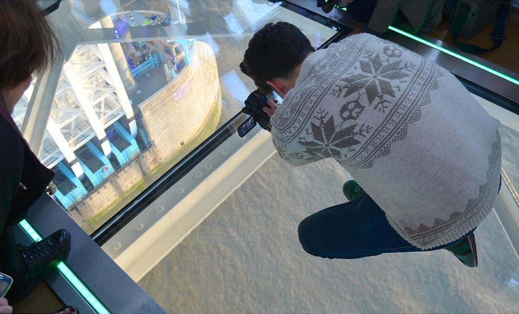 Londra'nın simgesi Tower Bridge'e cam zemin