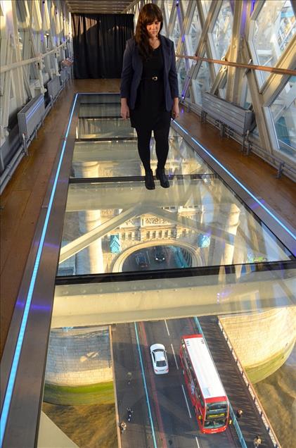 Londra'nın simgesi Tower Bridge'e cam zemin