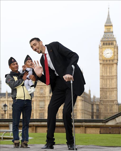 World's Tallest And Shortest Men Meet For Guinness World Records