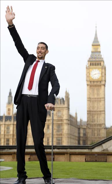 World's Tallest And Shortest Men Meet For Guinness World Records