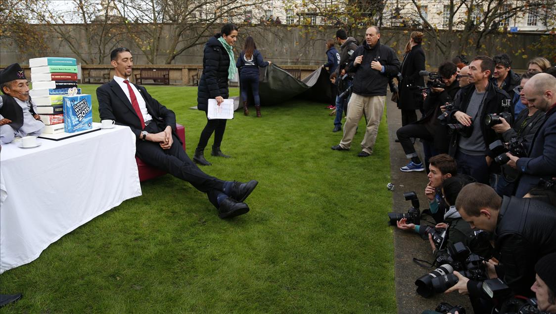 World's Tallest And Shortest Men Meet For Guinness World Records