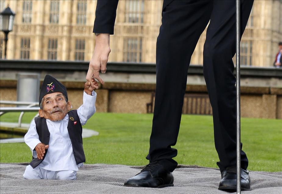 World's Tallest And Shortest Men Meet For Guinness World Records