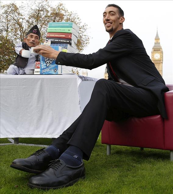 Dünyanın en uzun ve en kısa adamları Londra'da buluştu