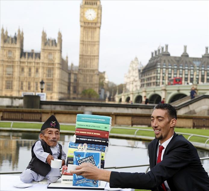 Dünyanın en uzun ve en kısa adamları Londra'da buluştu