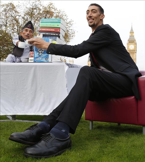 World's Tallest And Shortest Men Meet For Guinness World Records