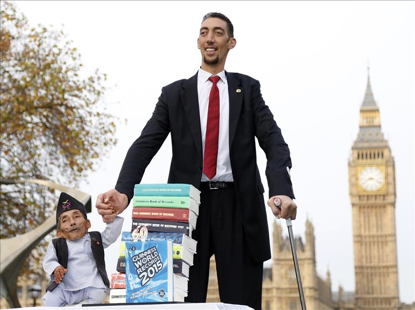 World's Tallest And Shortest Men Meet For Guinness World Records