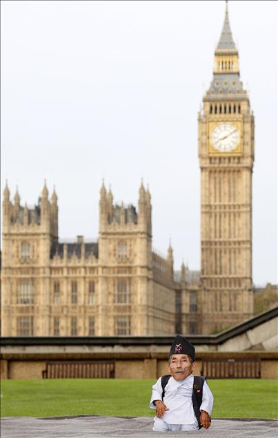 World's Tallest And Shortest Men Meet For Guinness World Records