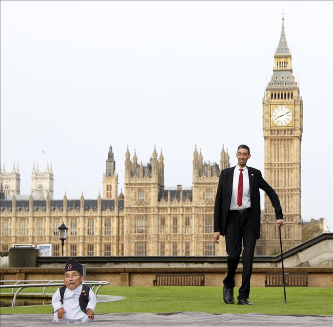 World's Tallest And Shortest Men Meet For Guinness World Records