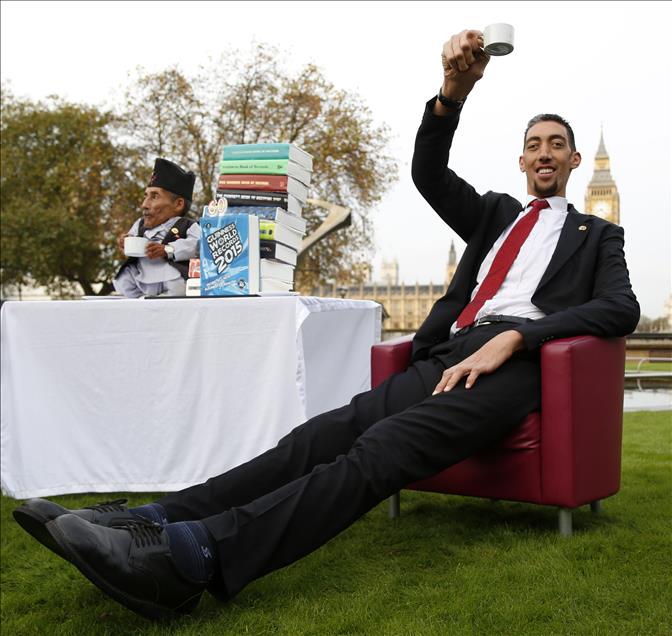 World's Tallest And Shortest Men Meet For Guinness World Records