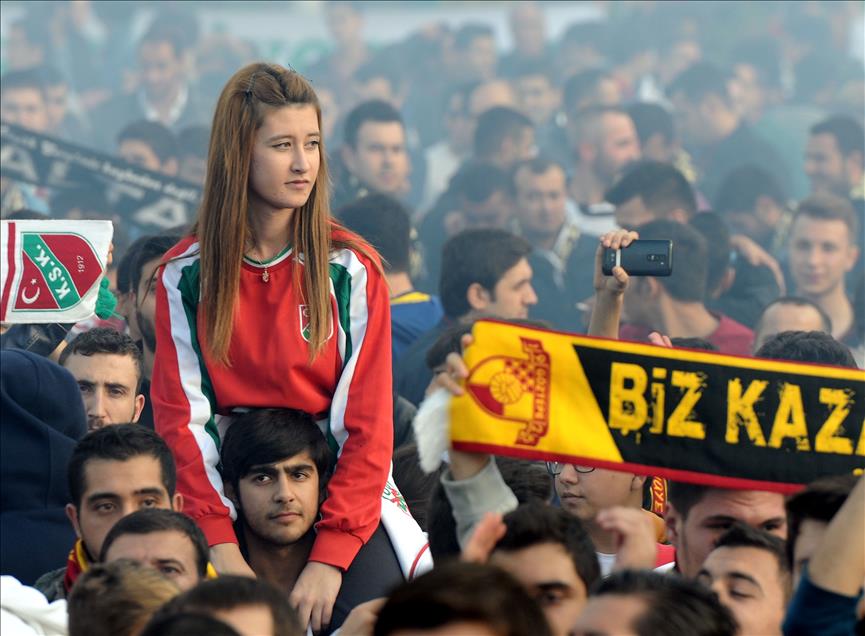 İzmir'de taraftardan ortak stat protestosu