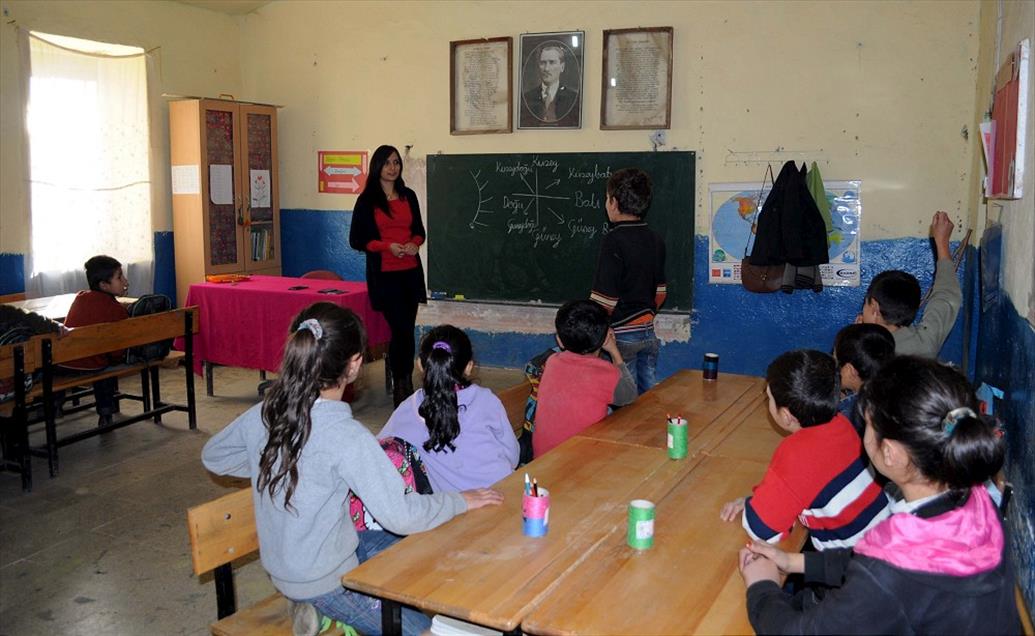 Odun kırıp, soba yakan "eğitim melekleri"