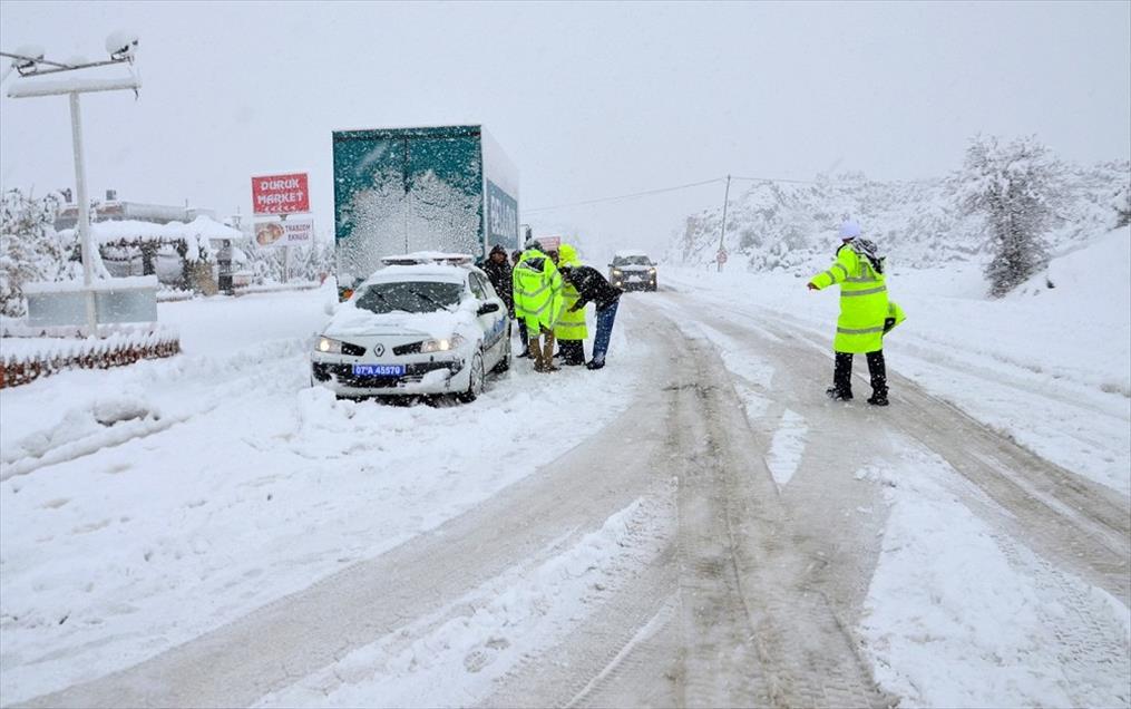 Antalya-Konya karayolu yoğun kar yağışı nedeniyle ulaşıma kapandı