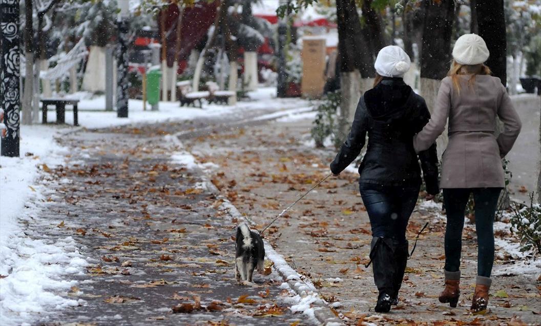 Isparta'da kar yağışı etkili oluyor