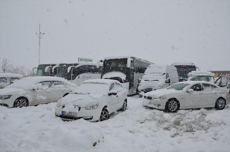Antalya-Konya karayolu yoğun kar yağışı nedeniyle ulaşıma kapandı