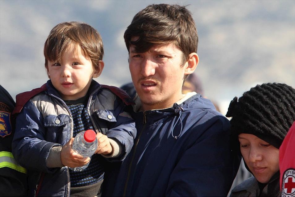 Girit'te 700 kaçak göçmeni taşıyan geminin arızalanması