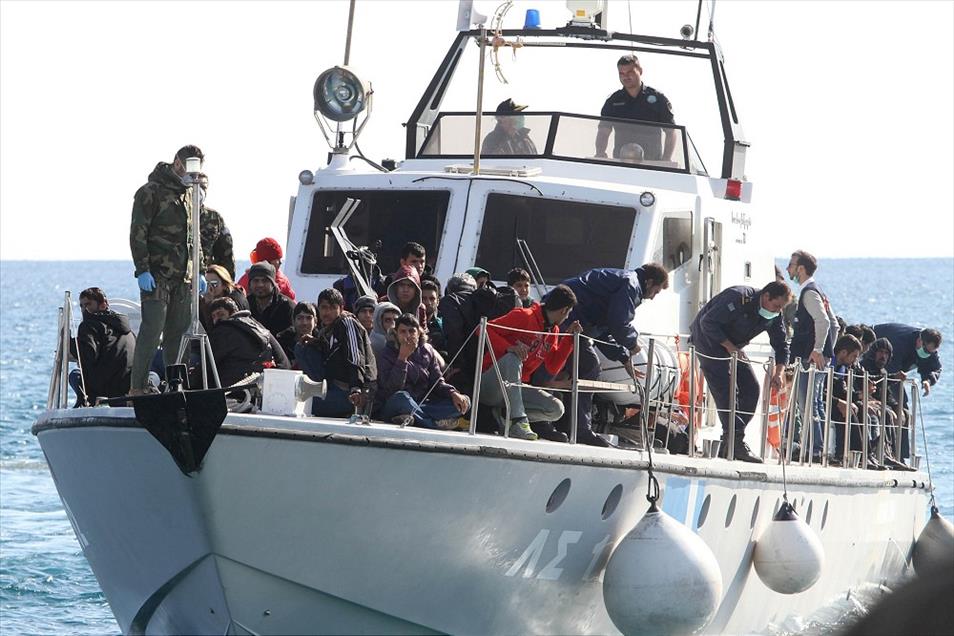 Girit'te 700 kaçak göçmeni taşıyan geminin arızalanması