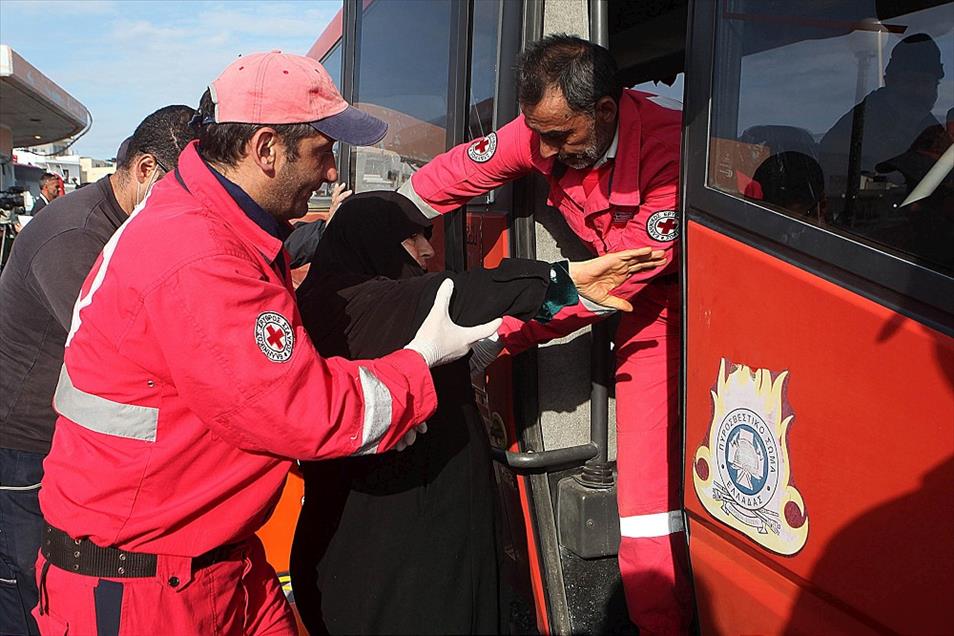 Girit'te 700 kaçak göçmeni taşıyan geminin arızalanması