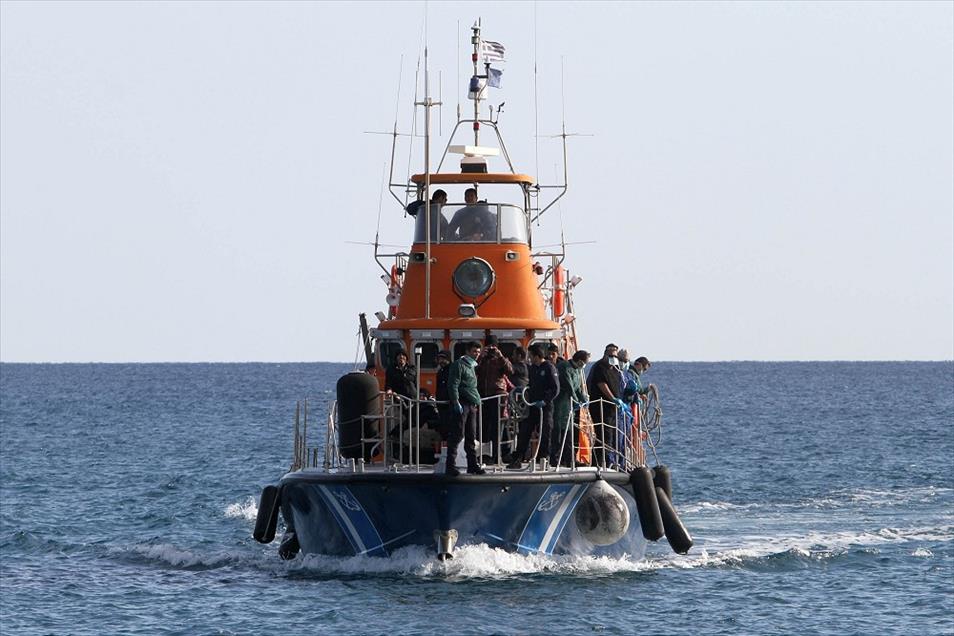 Girit'te 700 kaçak göçmeni taşıyan geminin arızalanması