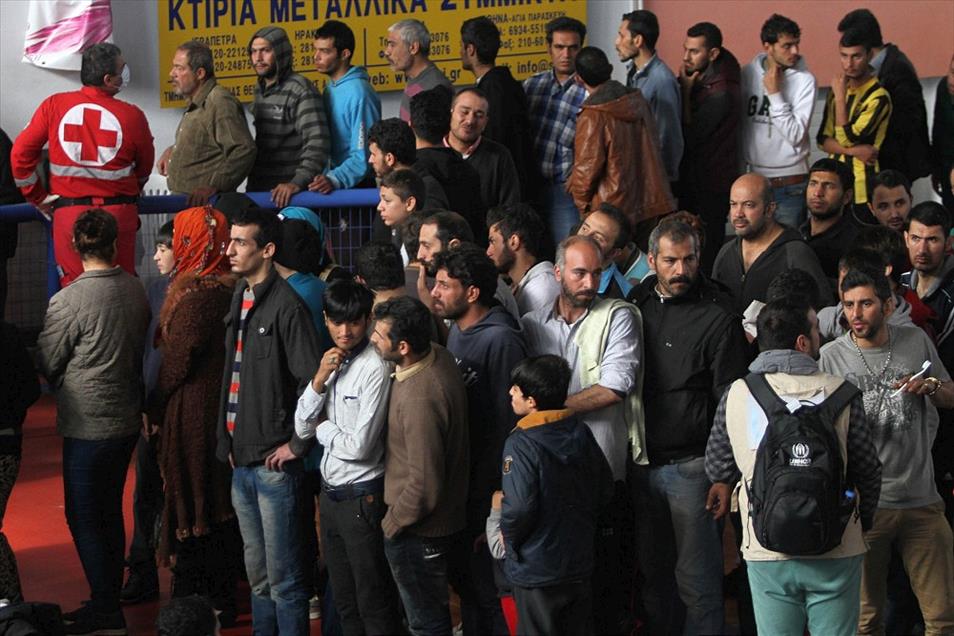 Girit'te kaçak göçmen taşıyan geminin arızalanması