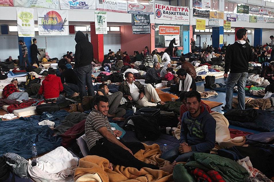 Girit'te kaçak göçmen taşıyan geminin arızalanması