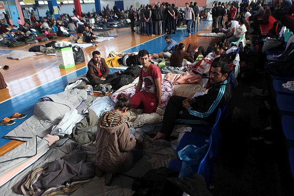 Girit'te kaçak göçmen taşıyan geminin arızalanması