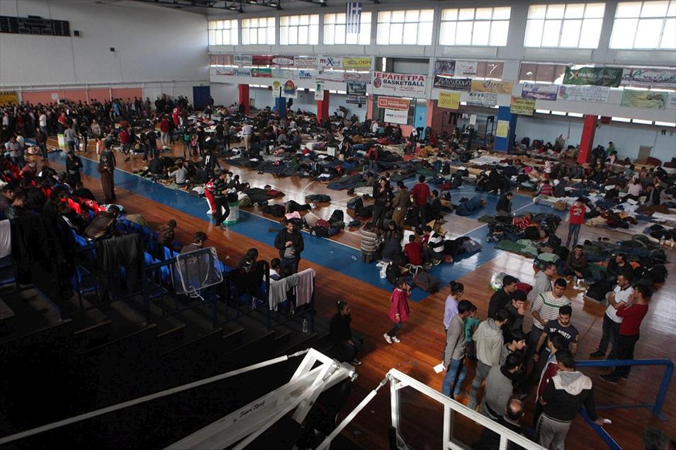 Girit'te kaçak göçmen taşıyan geminin arızalanması