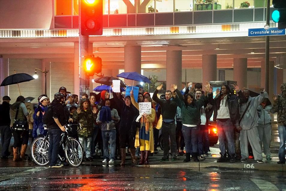 Eric Garner'ın ölümüne neden olan polise takipsizlik kararı Los Angeles'ta protesto edildi