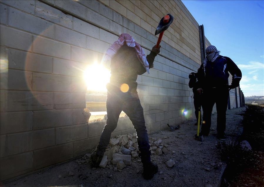 Filistinliler Ayrım Duvarı'nda delik açtı