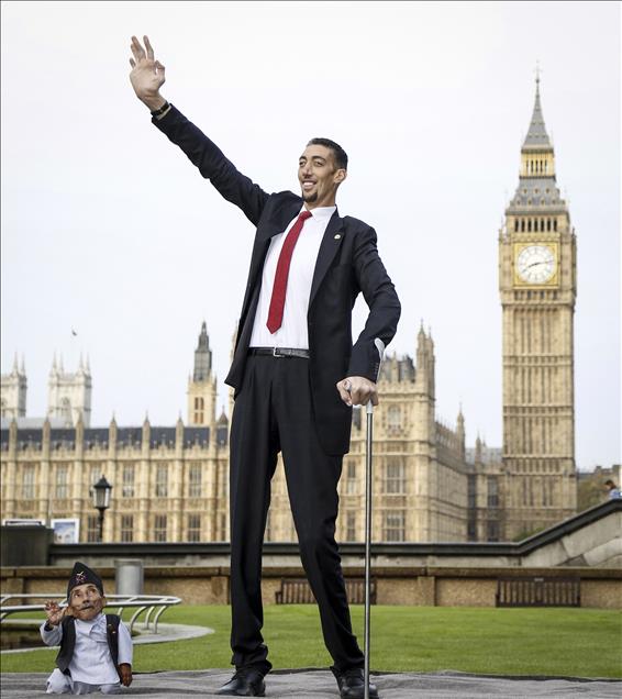 Dünyanın en uzun ve en kısa adamları Londra'da buluştu