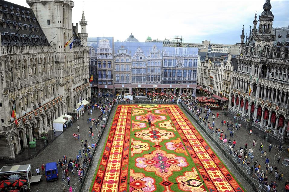 Brüksel'in tarihi meydanı Grand Place çiçeklerle Türk halı